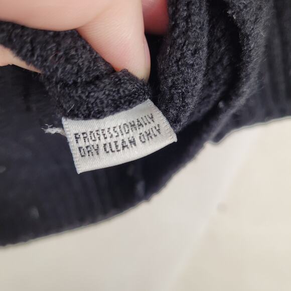 St. John Basic black cropped sweater Size Small Santana Knit Preppy Classic - Picture 6 of 6